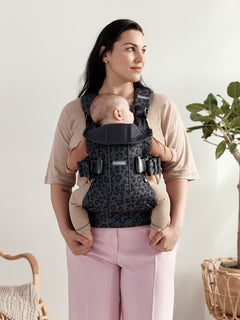 How to use the facing-in position for baby on Baby Carrier One/One Air