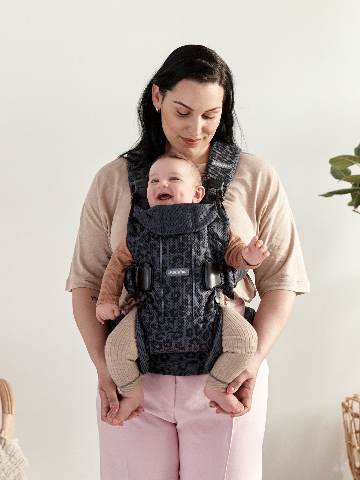 How to use the facing-out position on Baby Carrier One/One Air